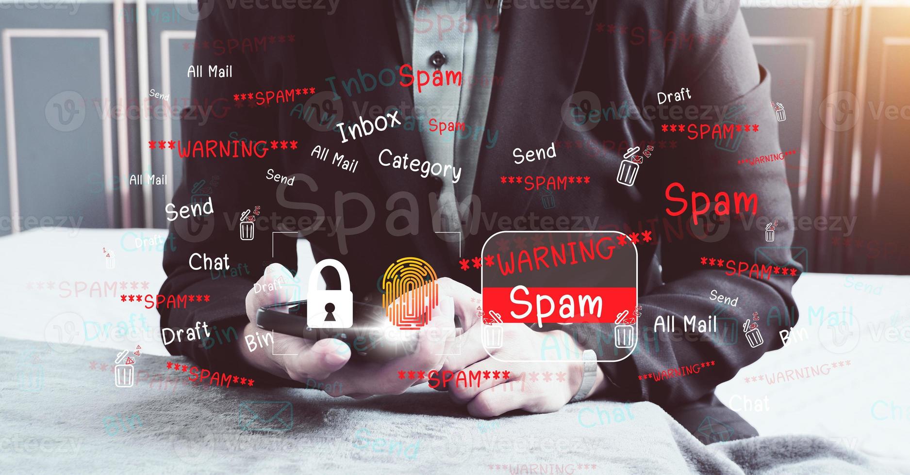 concetto di e-mail e computer virus. revisione il concetti di Internet sicurezza, spam e e-marketing su schermo. spam e-mail apparire avvertimenti. foto