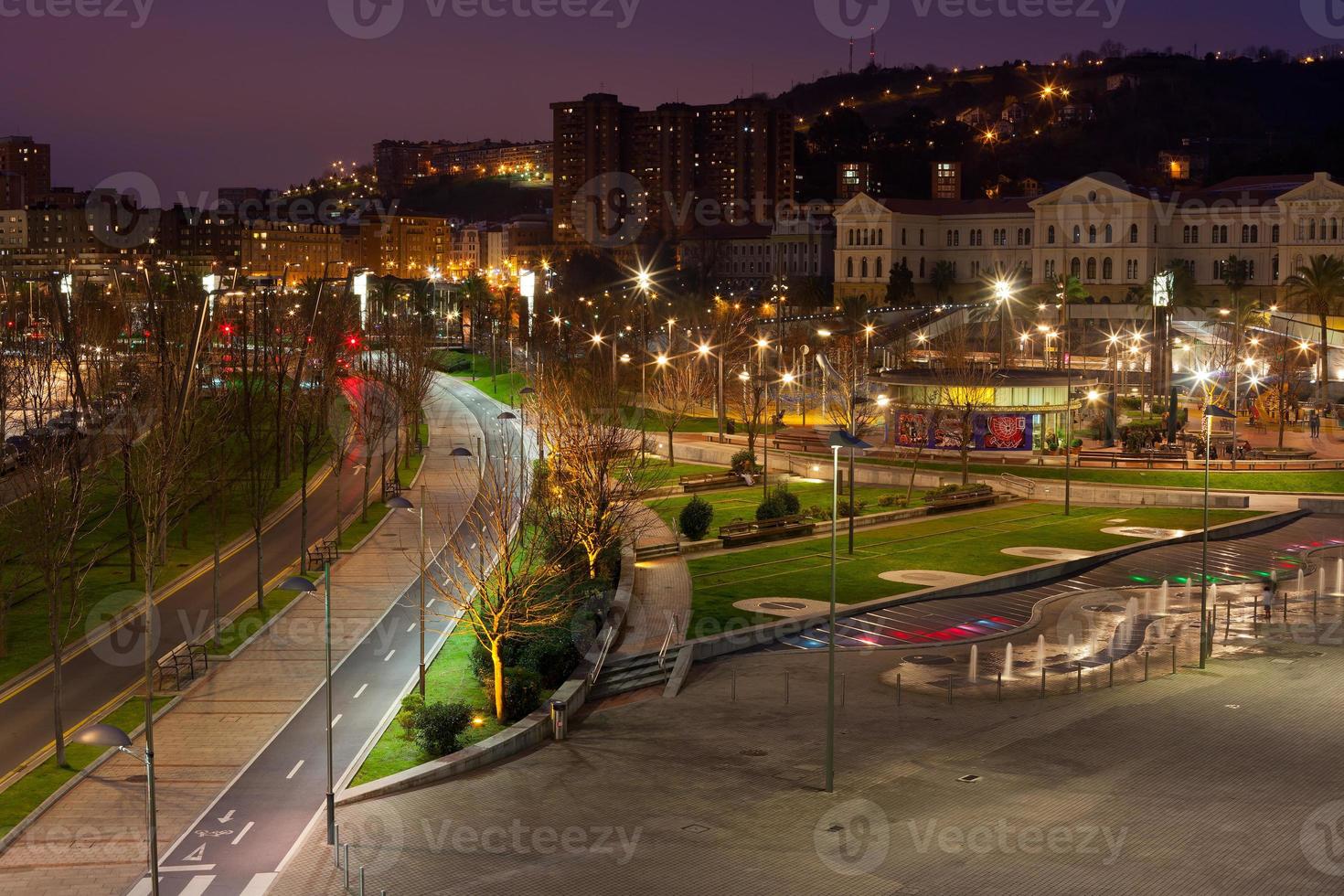 bilbao, basco nazione, Spagna paesaggio urbano a notte foto
