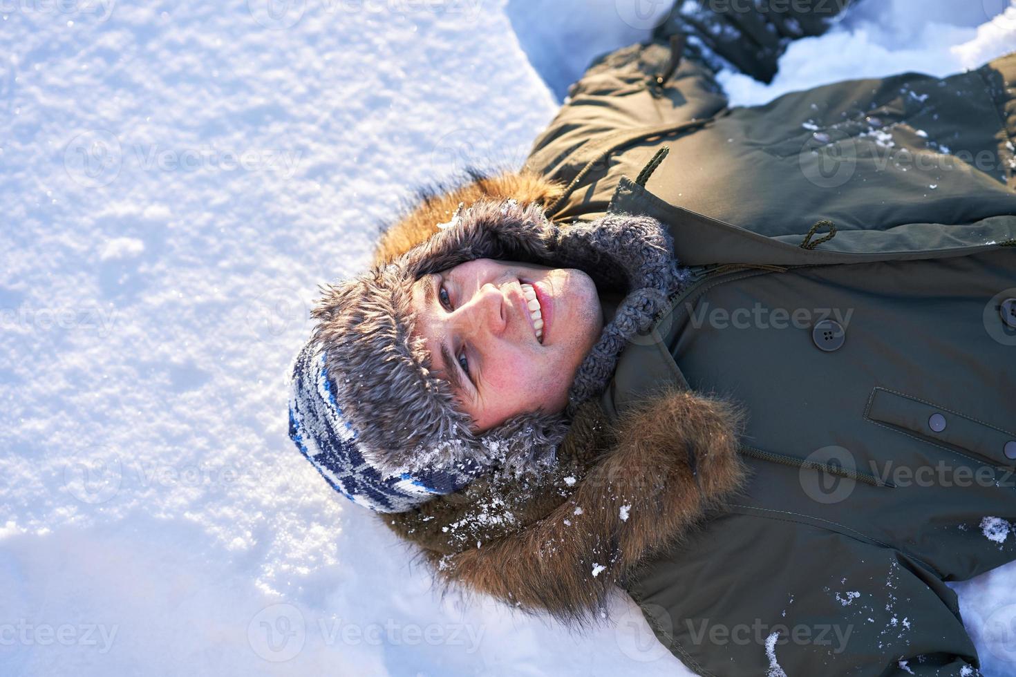 giovane persona avendo divertimento su il neve foto