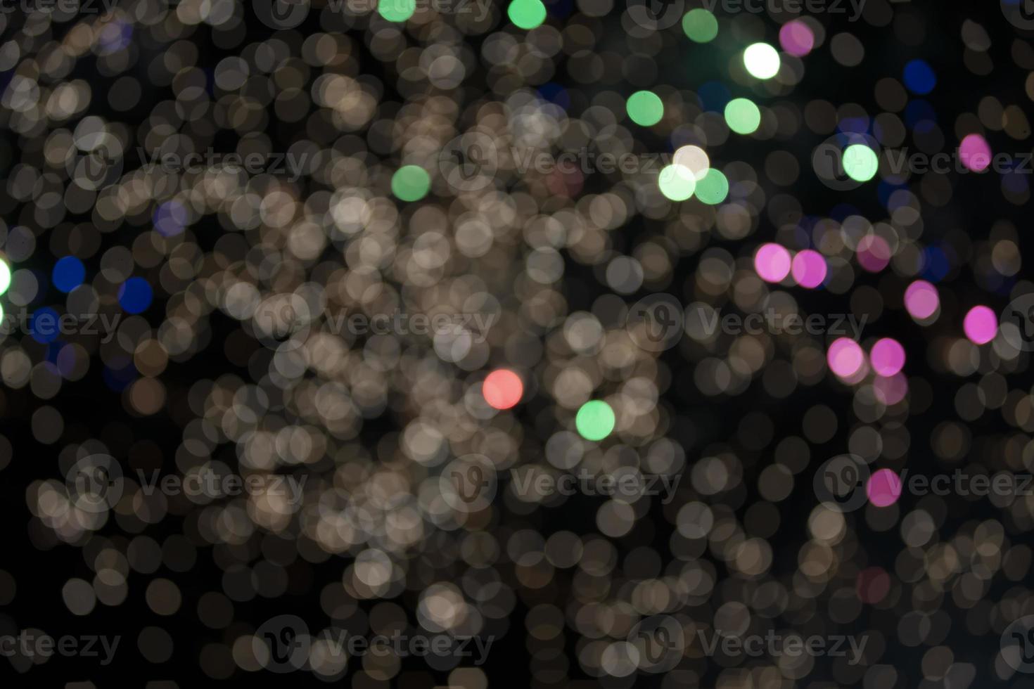 su un' nero sfondo bokeh a partire dal esplosioni di colorato fuochi d'artificio. foto