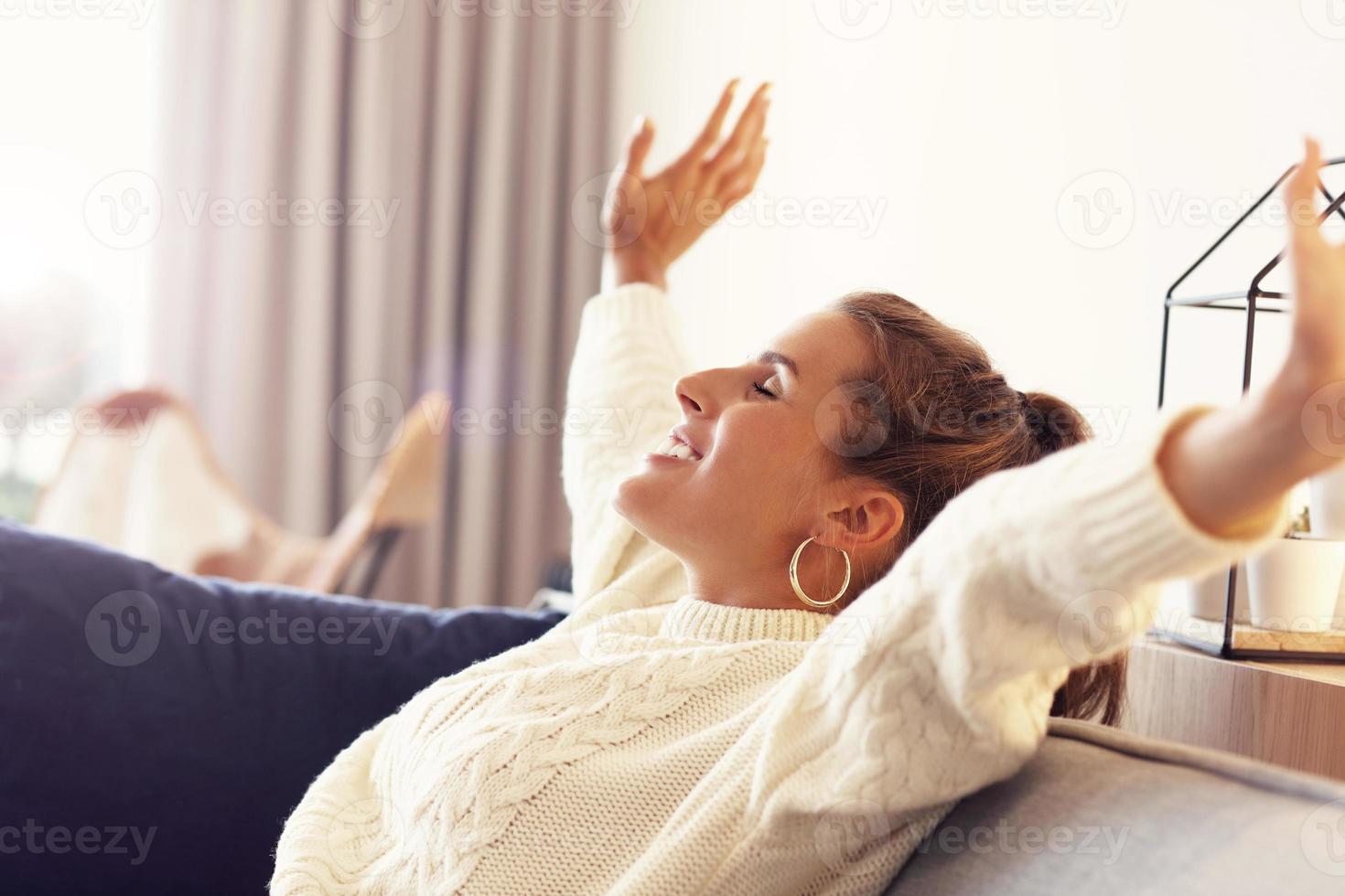 adulto donna indossare caldo maglione riposo a casa uno autunno giorno foto