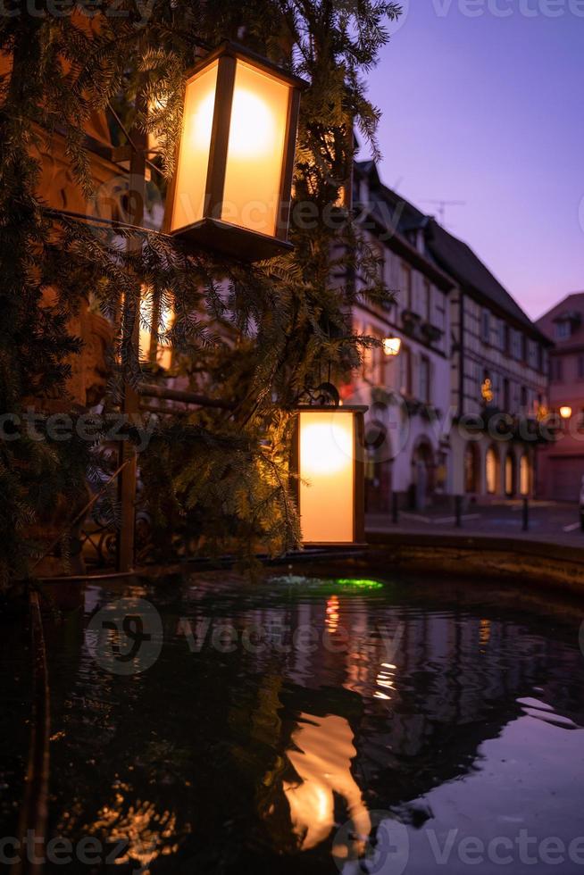 lanterne su un' Fontana nel ribeauville Alsazia foto