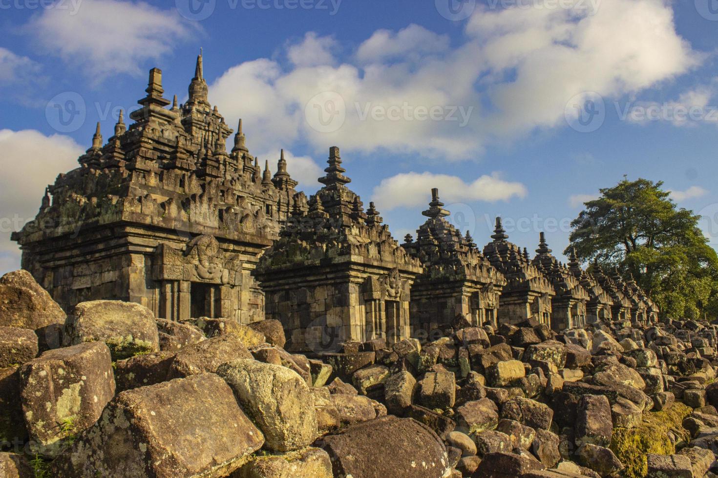 candi plaosano, un' buddista tempio collocato nel klaten centrale Giava, Indonesia, con un' sfondo di montare merapi foto