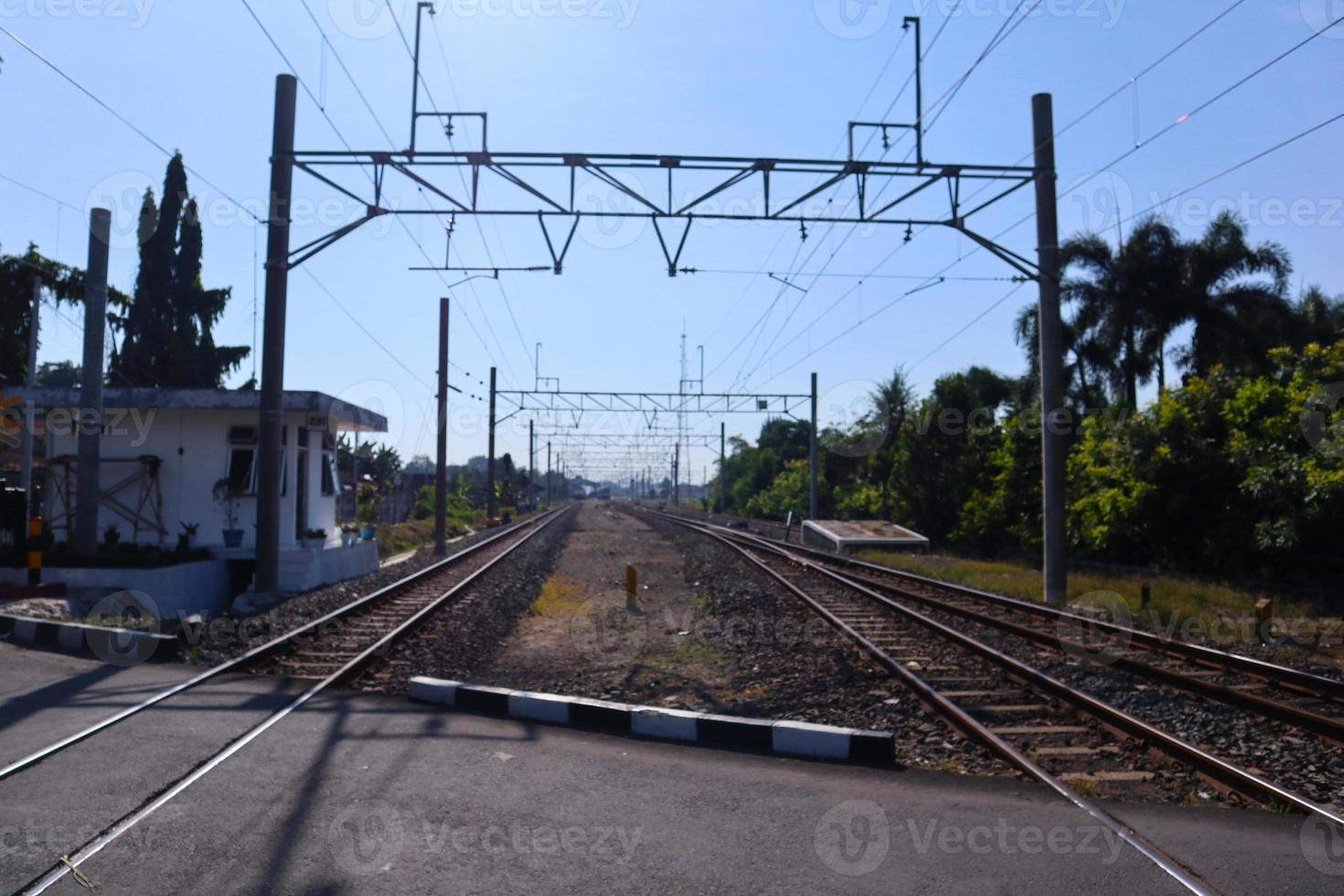 pendolare linea ,treno krl treno arrivo a Klaten, per assolo ferrovia stazione, Klaten, Indonesia foto