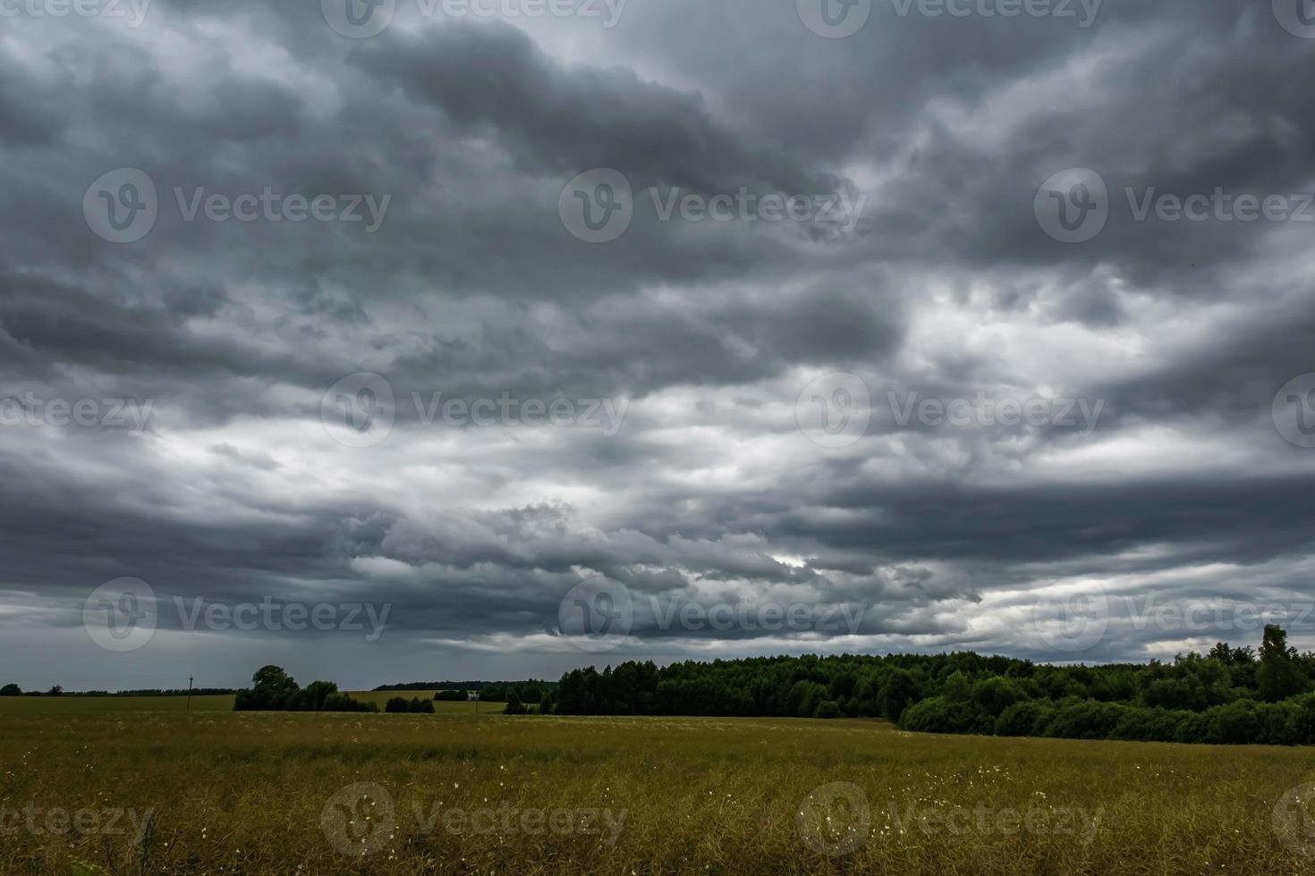 panorama di sfondo nero cielo con nuvole temporalesche. fronte di tuono foto