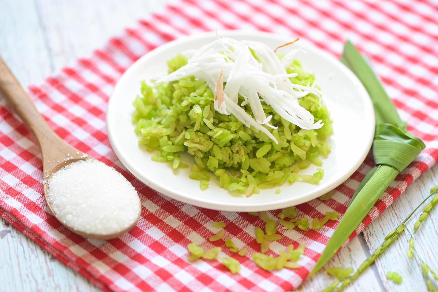 verde riso dolce con orecchie di riso pandan foglia, tailandese dolce - pestate acerbo riso cibo riso fiocchi cereale con Noce di cocco e zucchero, cibo dolce o spuntini - khao mao nome nel Tailandia foto