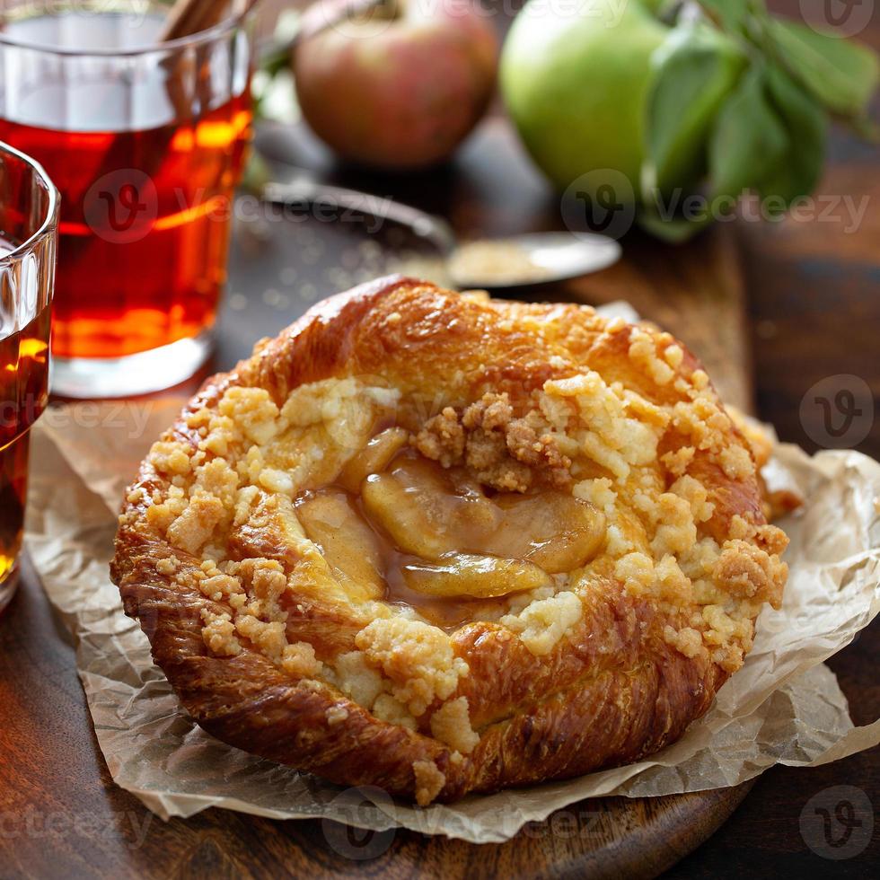 Mela danese Pasticcino con cannella tè foto