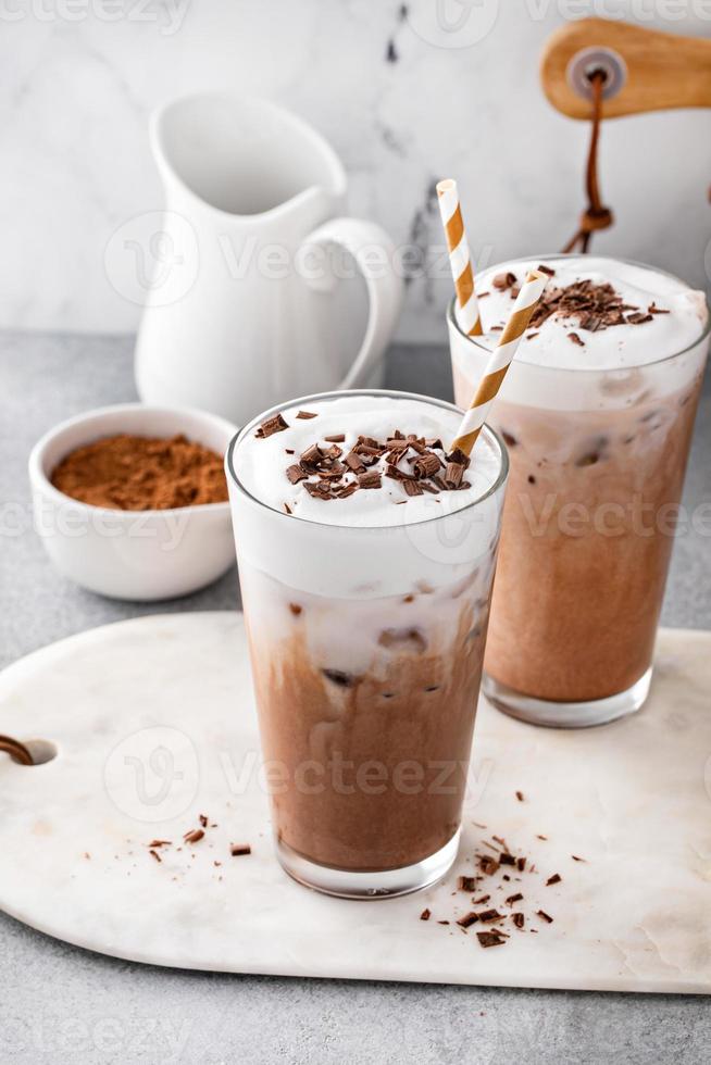 freddo o ghiacciato cioccolato bevanda con latte schiuma, rinfrescante bevanda foto