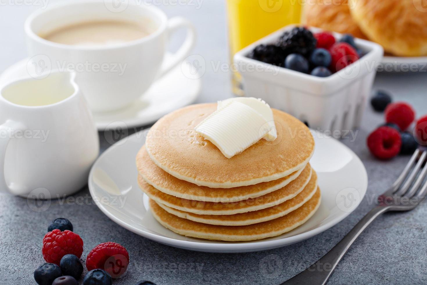 pila di Pancakes con burro foto