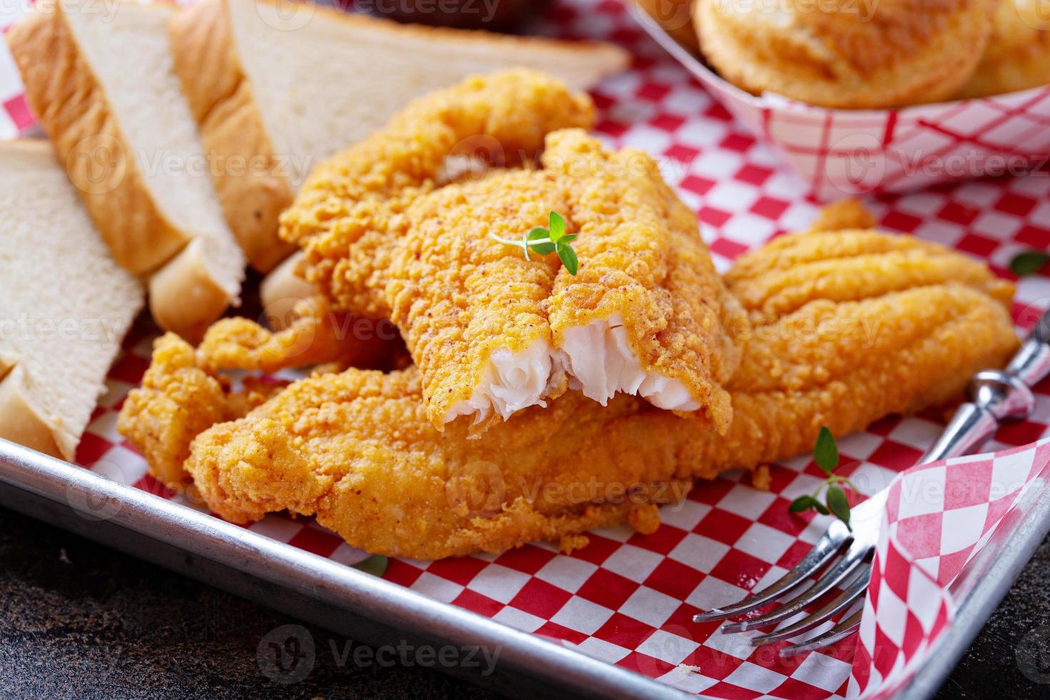 fritte pesce gatto con pane di mais foto