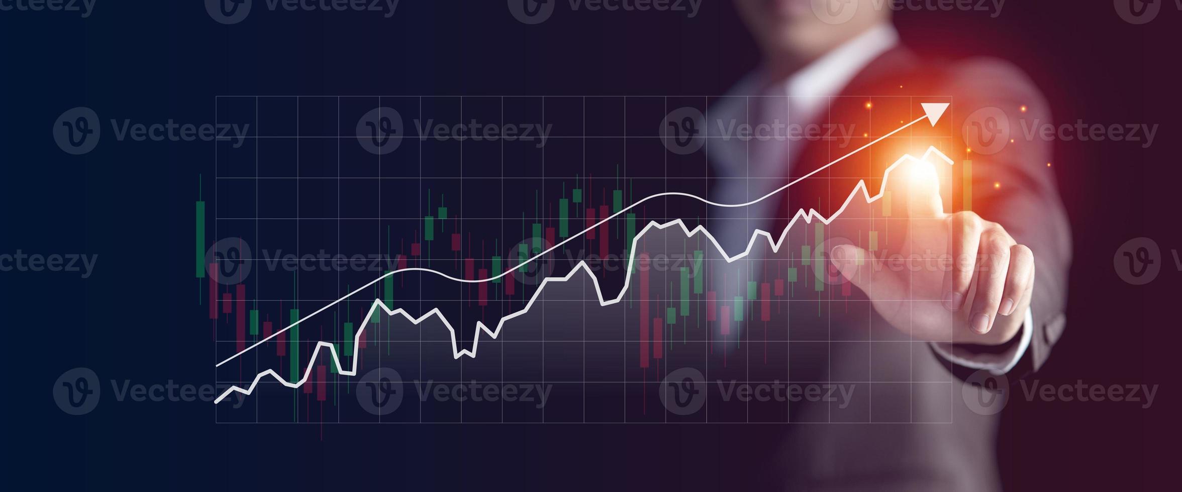 uomo d'affari mano puntamento grafico per successo, in crescita crescita attività commerciale finanziario concetto, grafico di finanziario investimento e azione mercato Piano analisi foto