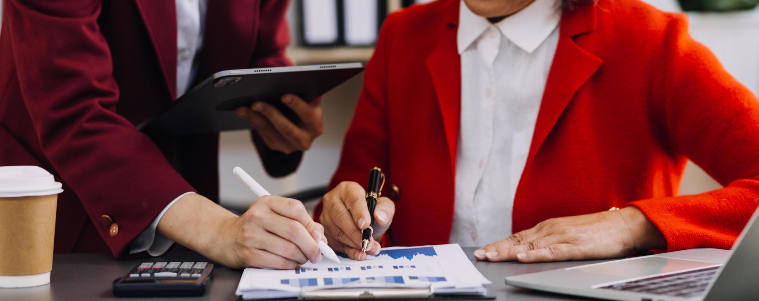 2023 attività commerciale finanza tecnologia e investimento concetto. azione mercato investimenti fondi e digitale risorse. uomo d'affari analizzando forex commercio grafico finanziario dati. attività commerciale finanza sfondo. foto