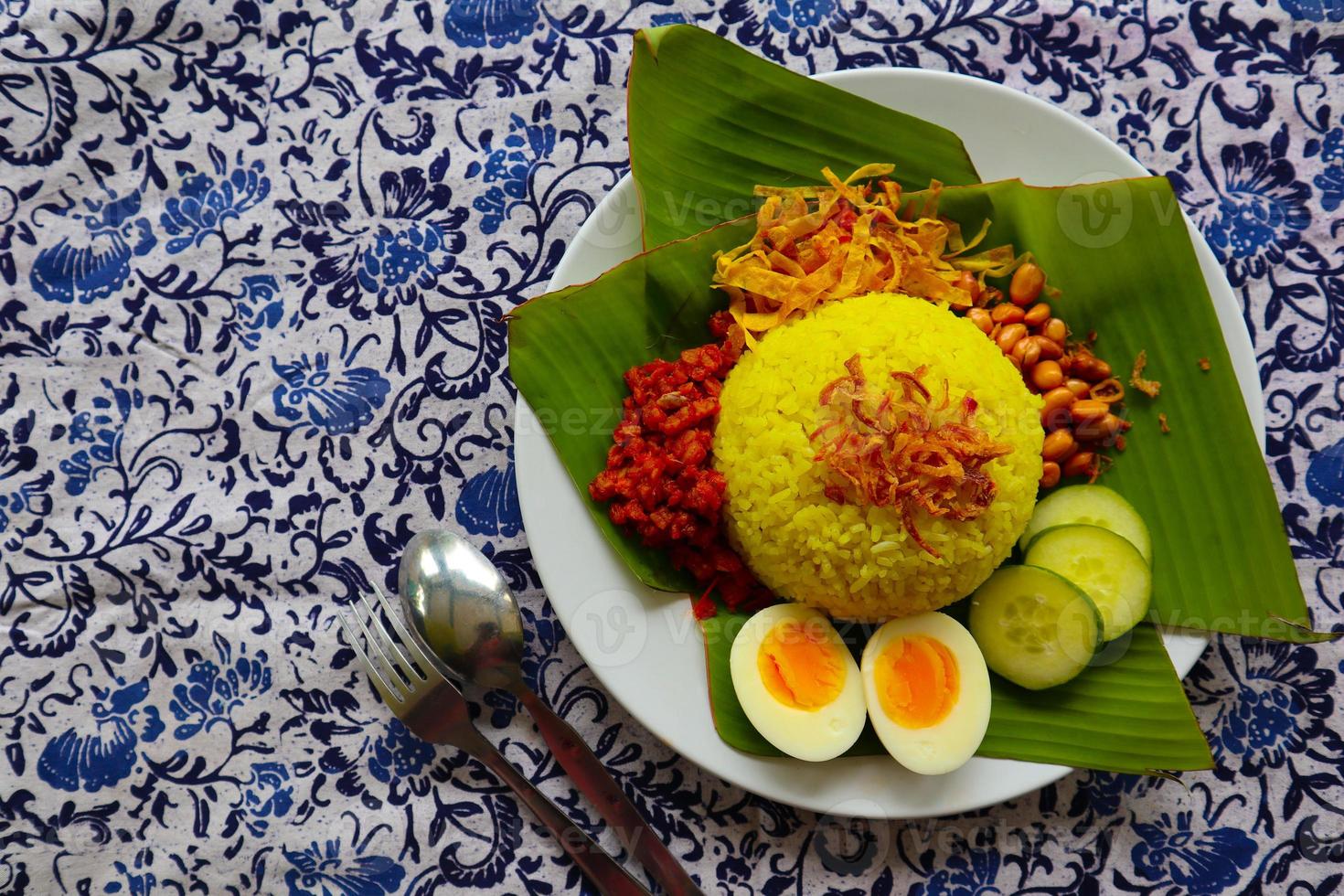 nasi kuning o giallo riso o curcuma riso è tradizionale cibo a partire dal Asia, fatto riso cucinato con Curcuma, Noce di cocco latte r foto