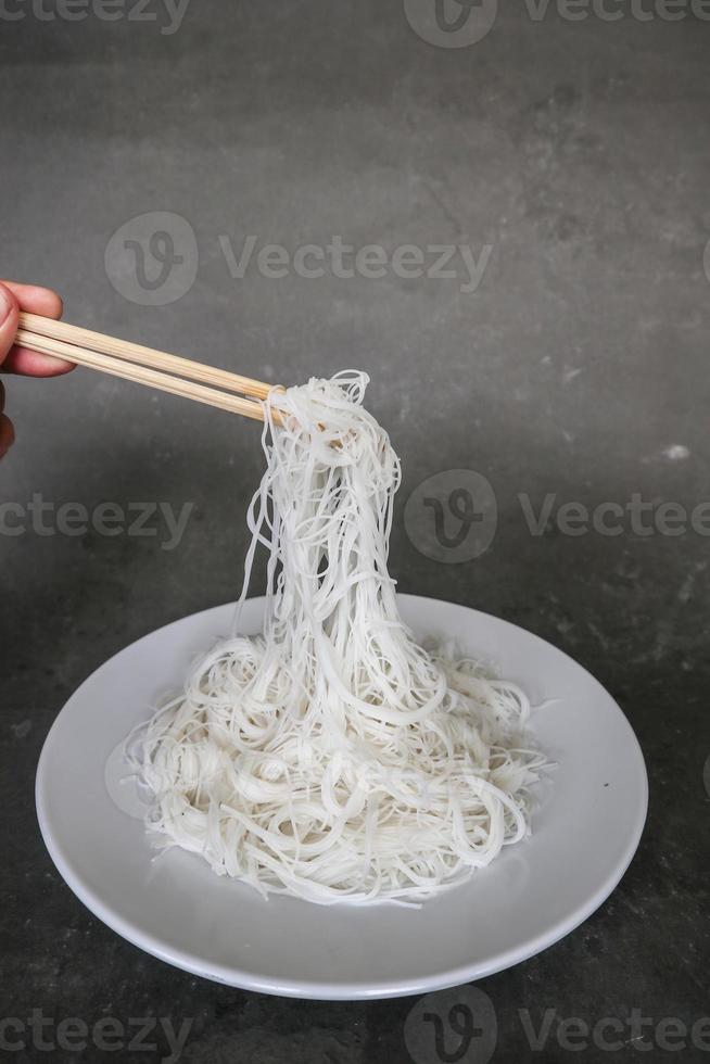 bihun o vermicelli o riso tagliatelle o angelo capelli isolato su nero sfondo foto