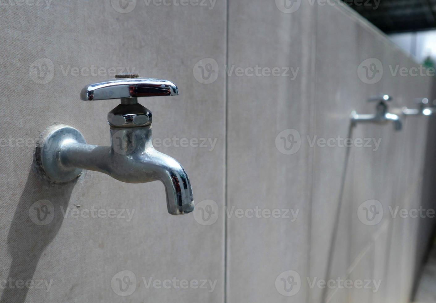 acqua rubinetto o acqua linguetta su ceramica parete foto