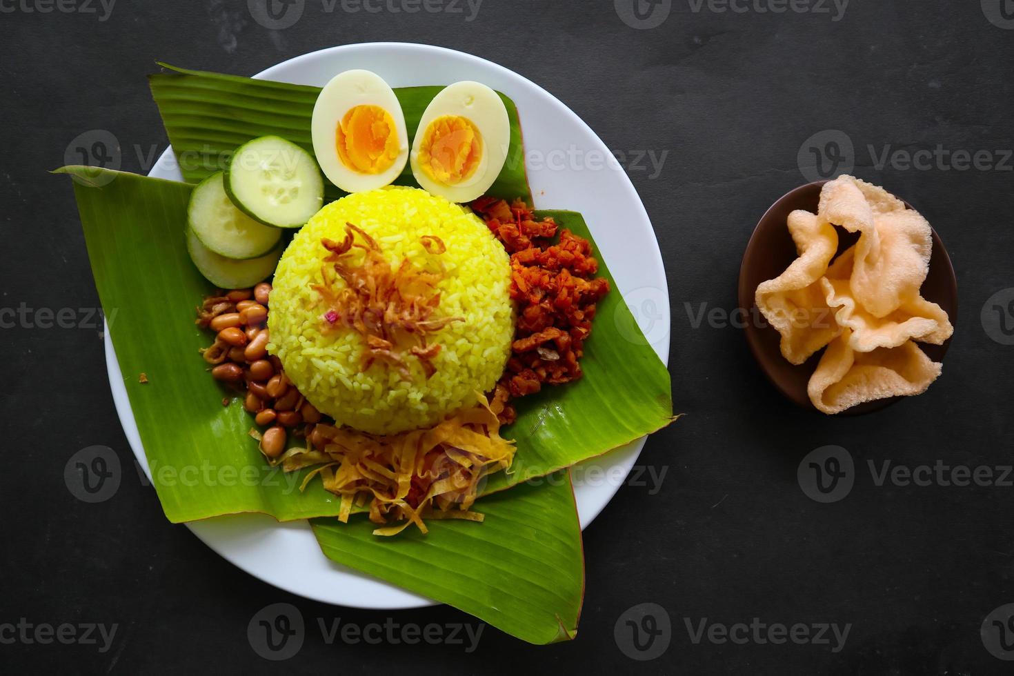 nasi kuning o giallo riso o curcuma riso è tradizionale cibo a partire dal Asia, fatto riso cucinato con Curcuma, Noce di cocco latte r foto