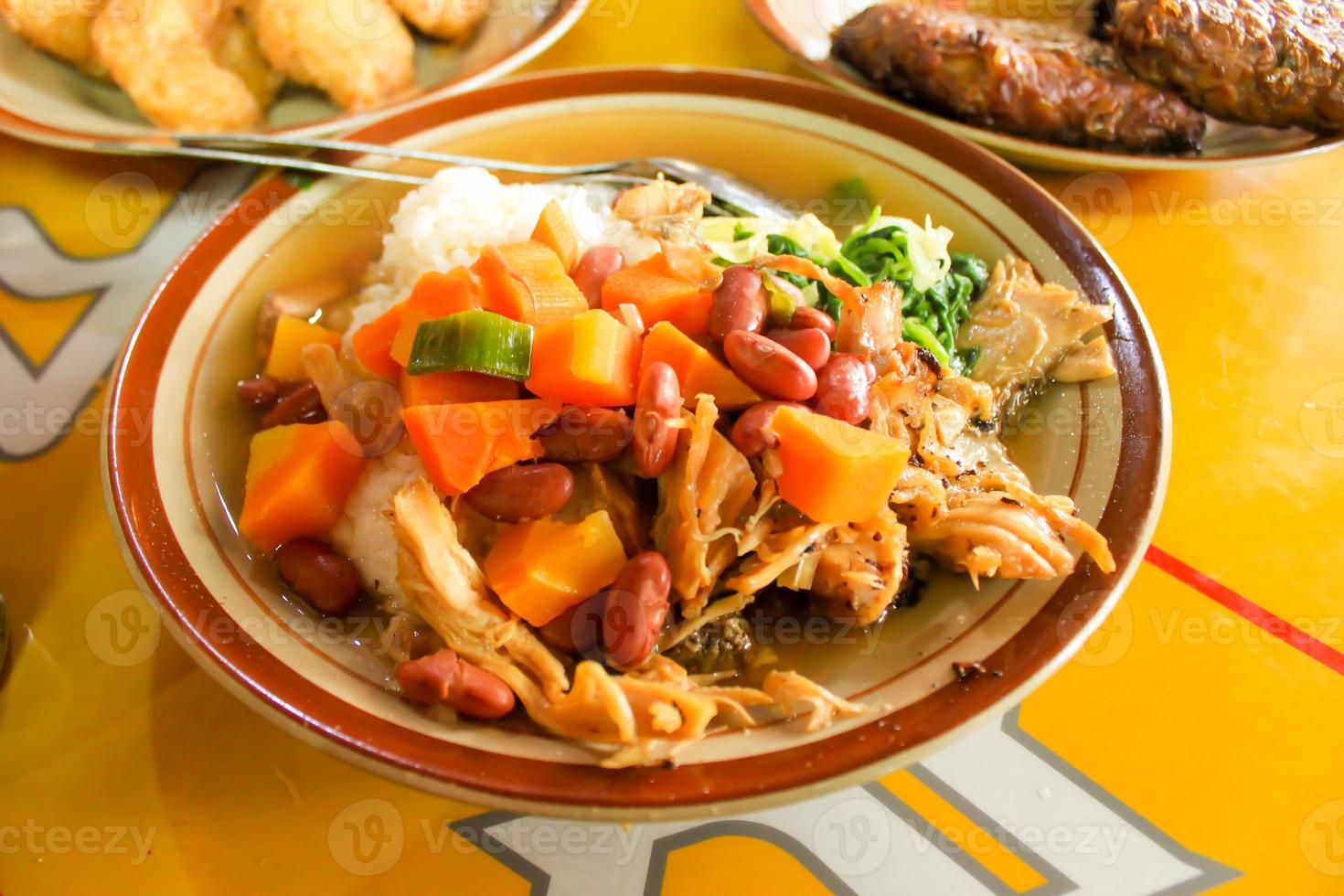 contentino senerek o rosso rene fagiolo la minestra , tradizionale cibo la minestra a partire dal magelang, Indonesia. indonesiano tradizionale cibo. fatto a partire dal manzo, o pollo, trippa misto con tritato carote, patate, spinaci, foto