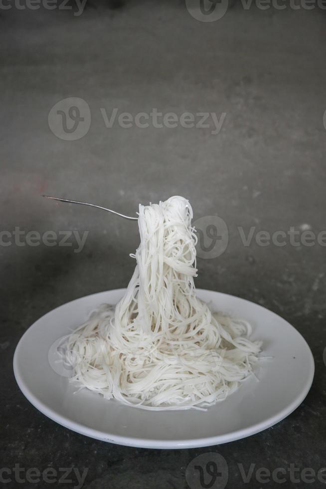 bihun o vermicelli o riso tagliatelle o angelo capelli isolato su nero sfondo foto