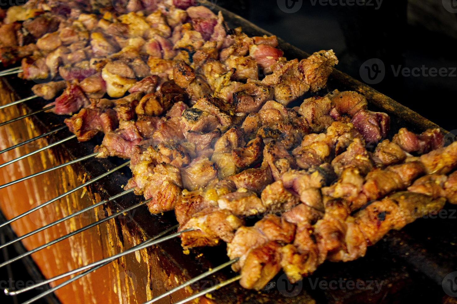 saziare klatak o saziare kambing o satay capra, agnello, agnello o carne capra satay con carbone ingrediente su rosso fuoco grigliate di le persone, Indonesia cucinando satay. con selettivo messa a fuoco foto