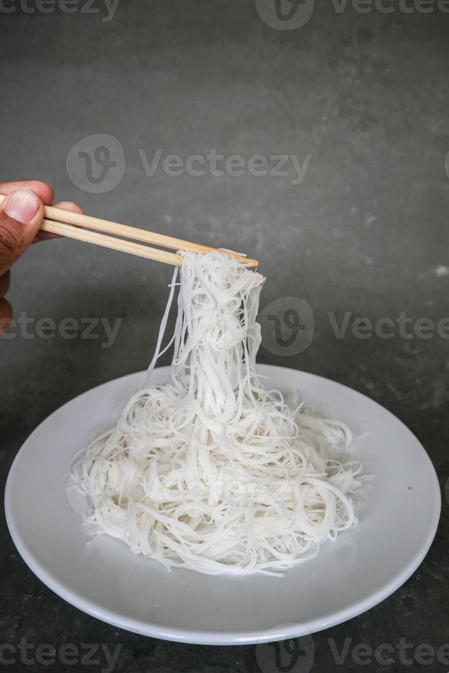 bihun o vermicelli o riso tagliatelle o angelo capelli isolato su nero sfondo foto