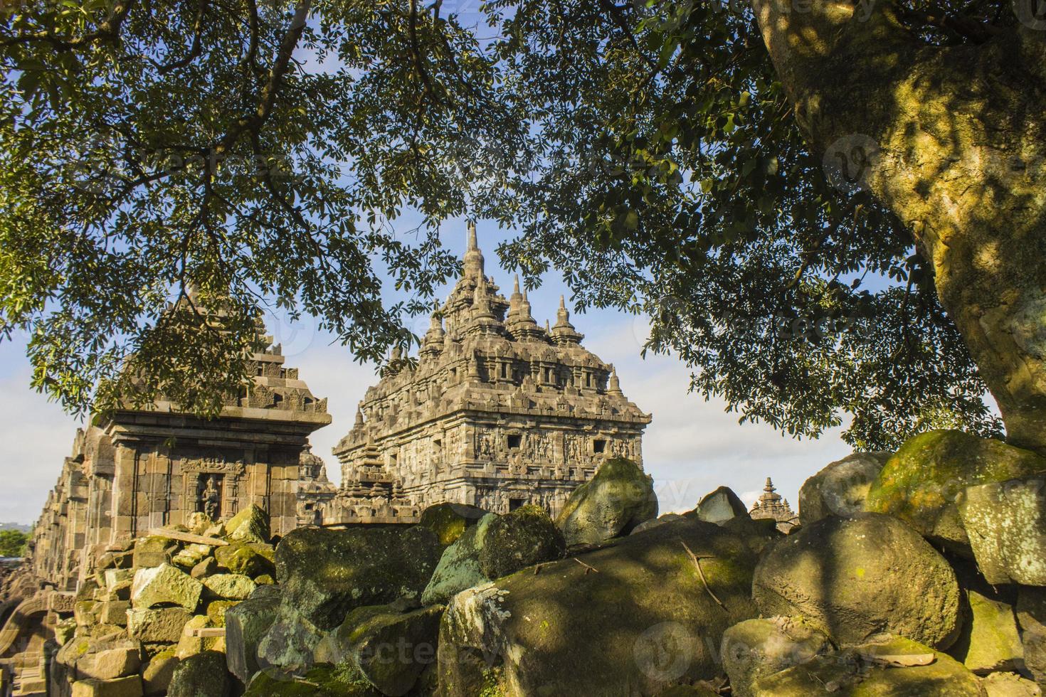 candi plaosano, un' buddista tempio collocato nel klaten centrale Giava, Indonesia, con un' sfondo di montare merapi foto