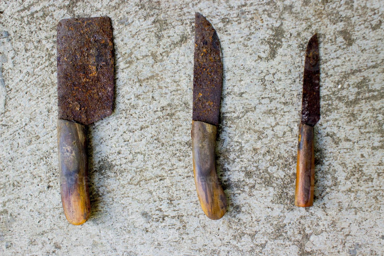 arrugginito carne coltello isolato su pietra sfondoarrugginito carne coltello isolato su pietra sfondo foto