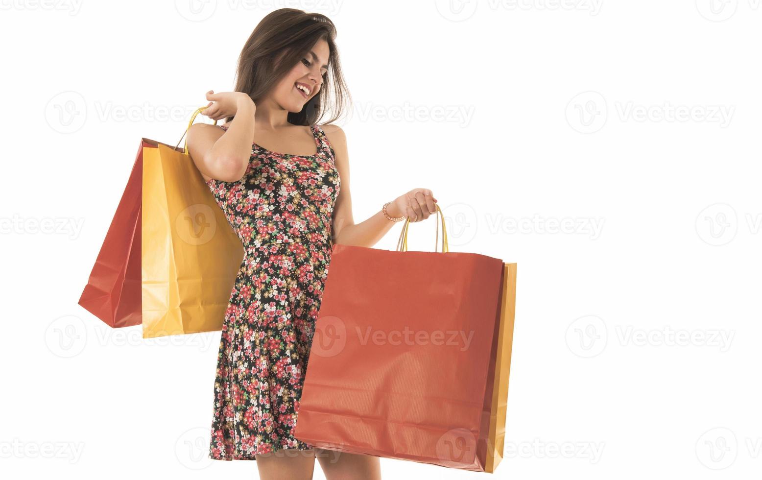 giovane moderno bellissimo donna con un' lotto di shopping borse foto