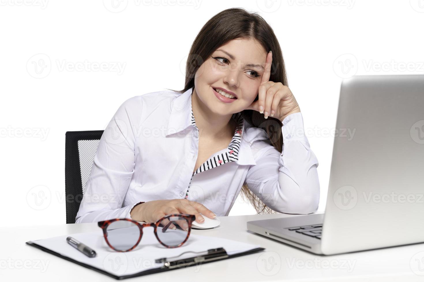 bellissimo femmina modello Lavorando su un' il computer portatile foto