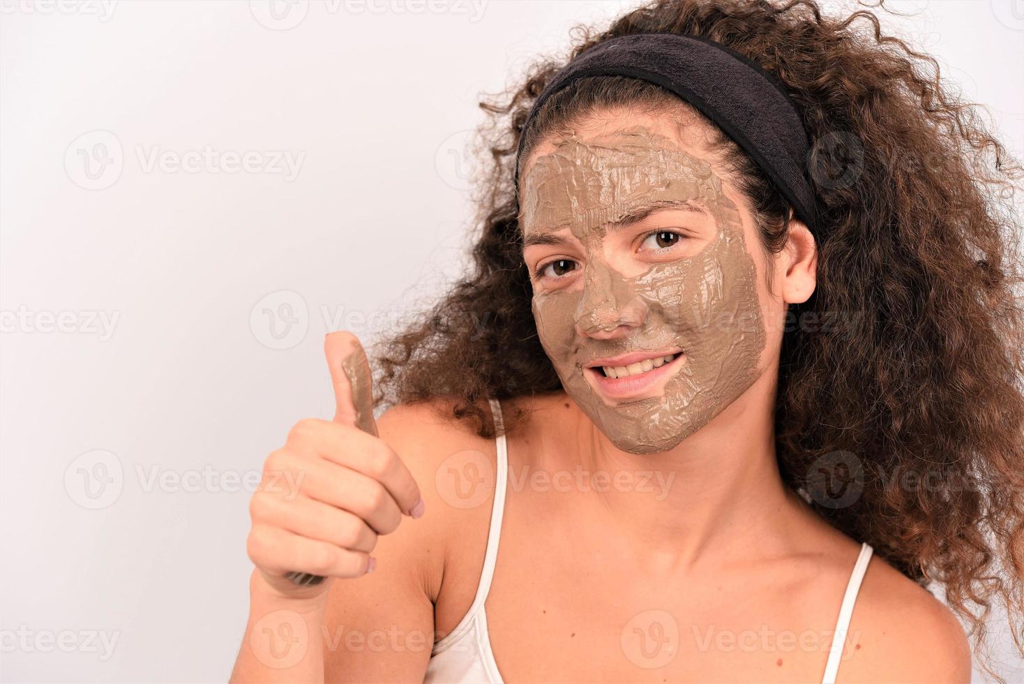 bellezza procedure pelle cura concetto. giovane donna l'applicazione facciale grigio fango argilla maschera per sua viso foto