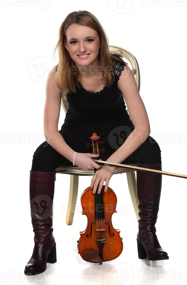 bellissimo naturale biondo ragazza Tenere e giocando violino. foto