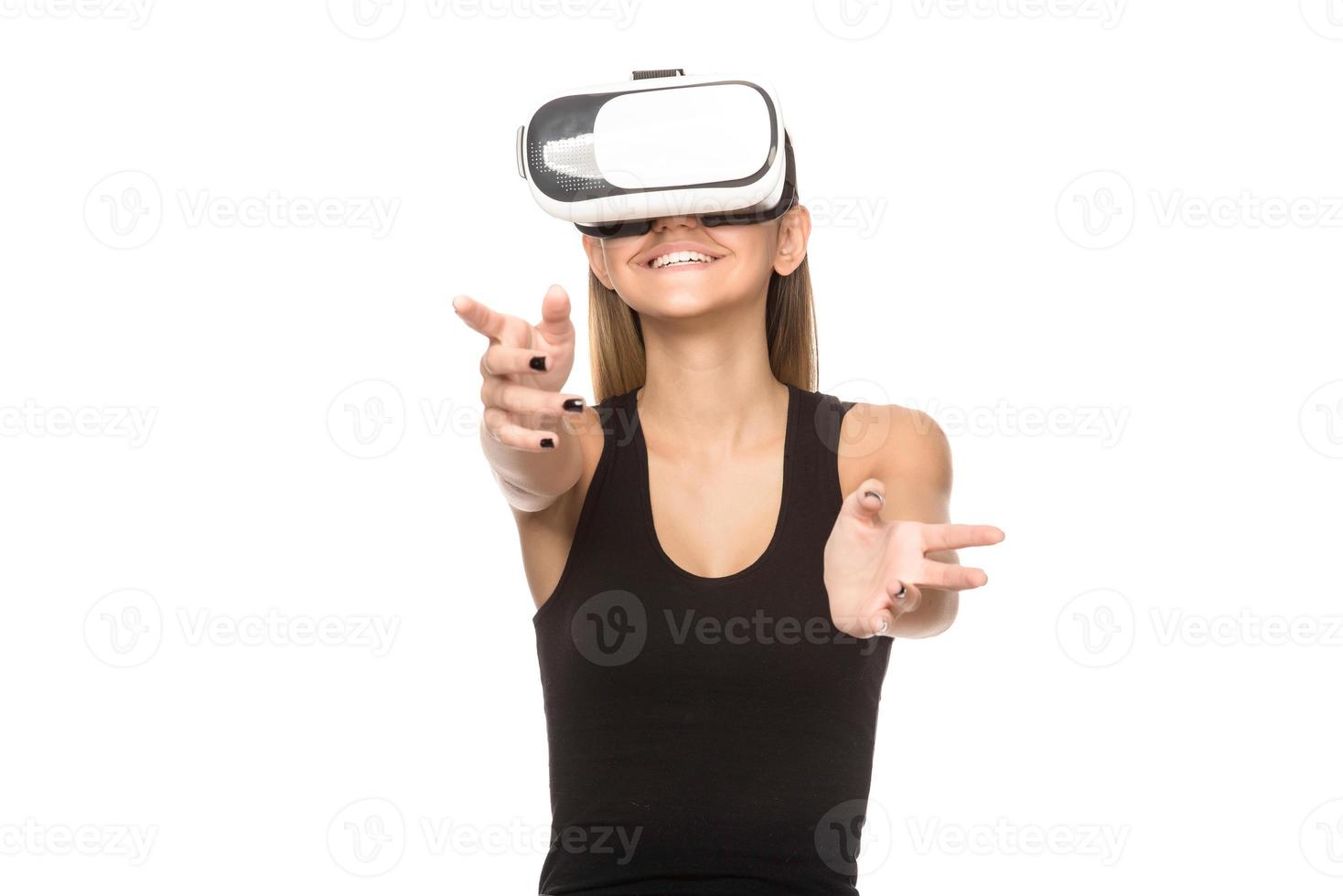 bellissimo donna indossare vr virtuale la realtà cuffia con interfaccia foto