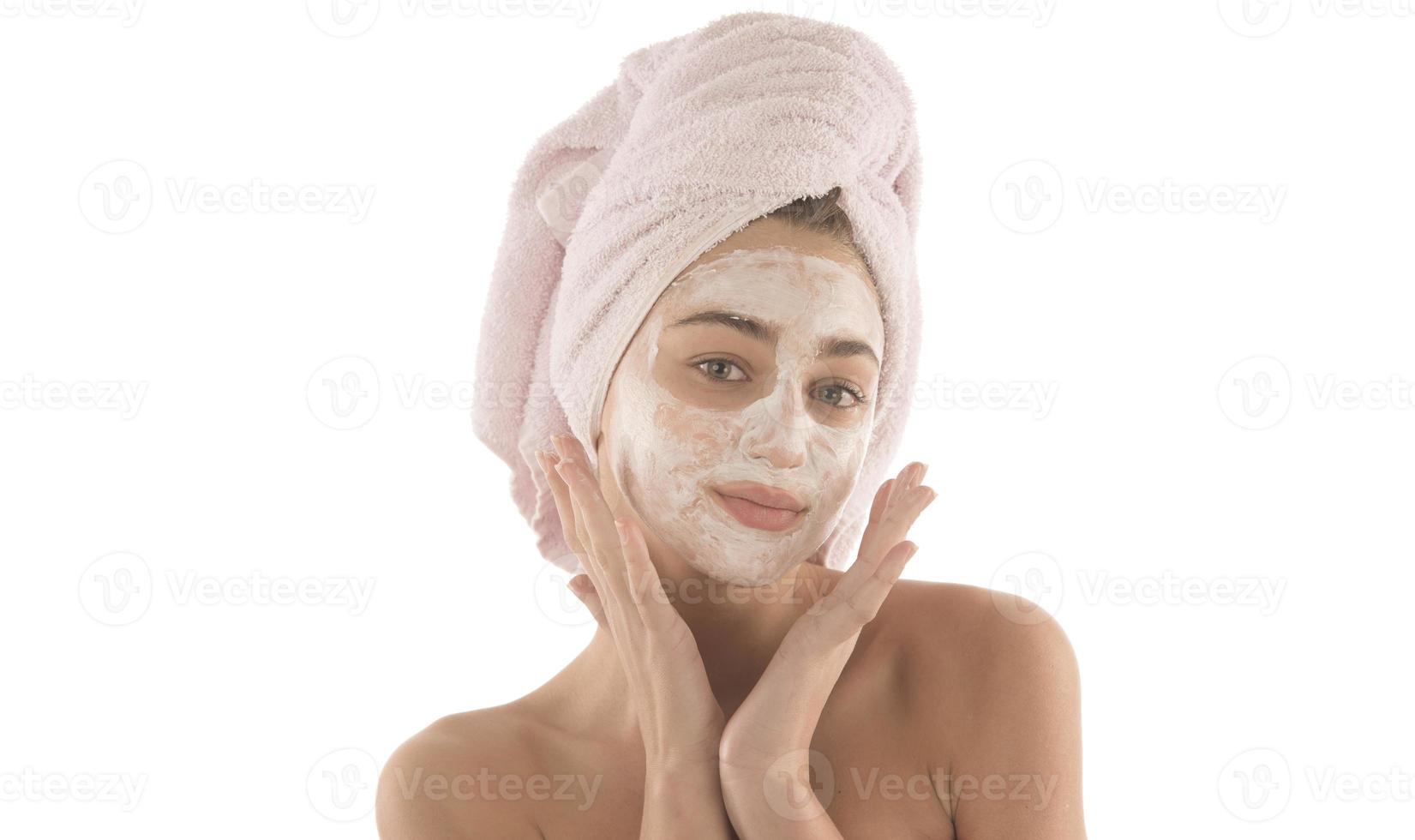 bellezza procedure pelle cura concetto. giovane donna l'applicazione facciale fango argilla maschera per sua viso foto