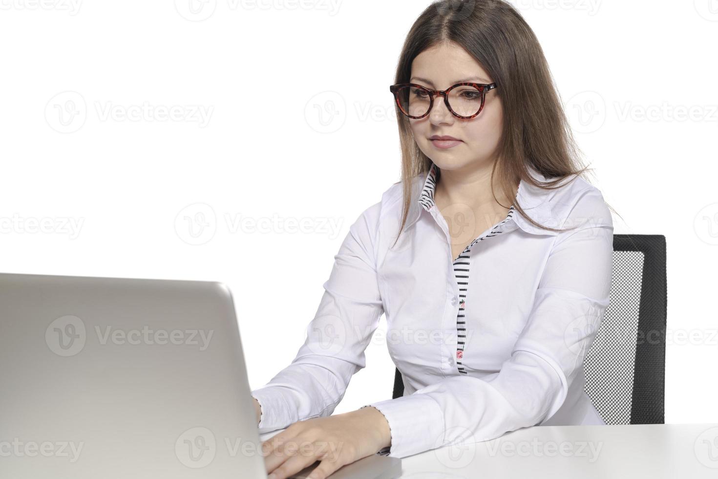 bellissimo femmina modello Lavorando su un' il computer portatile foto