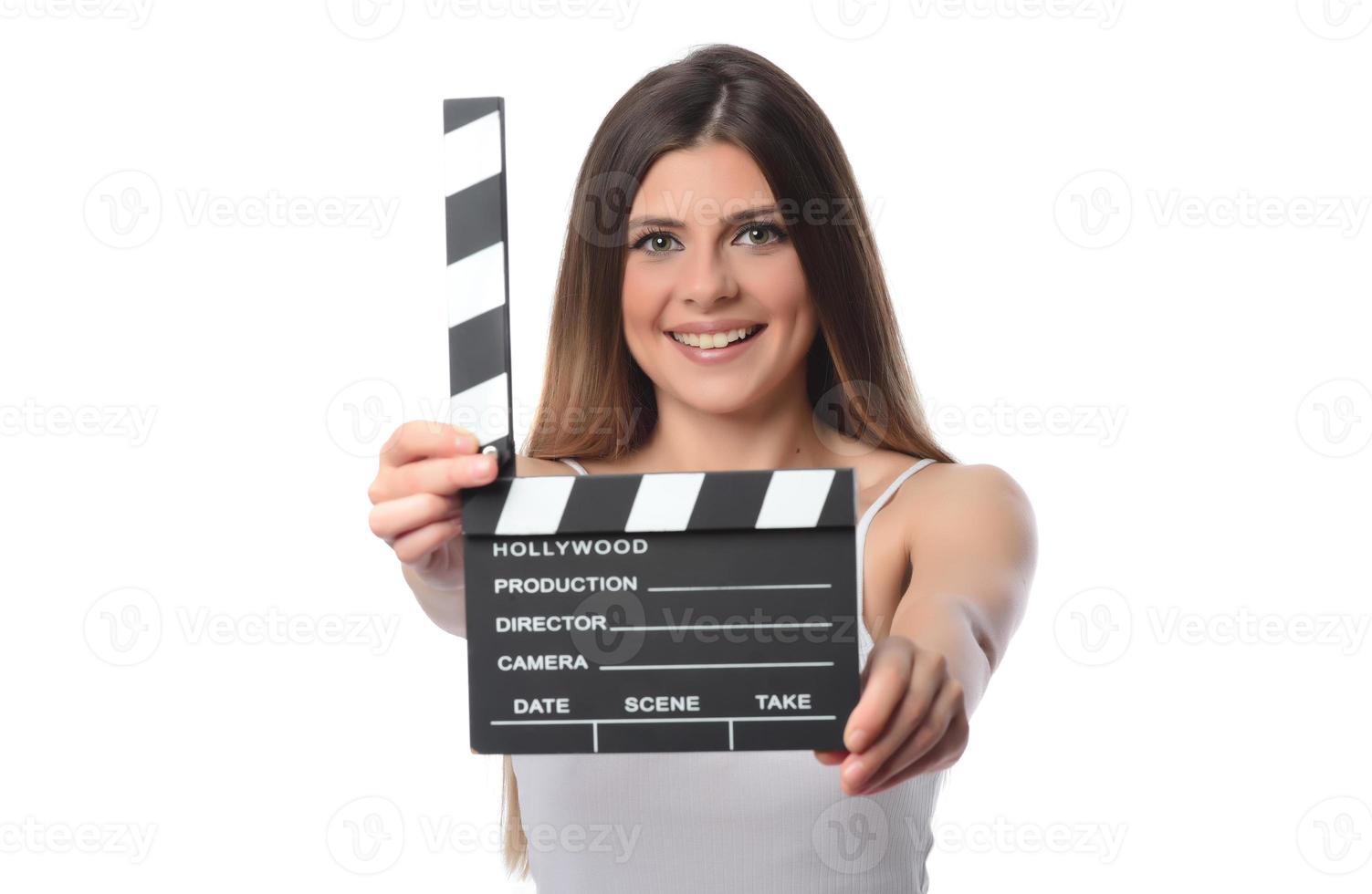 bellissimo giovane donna con cinema battacchio in posa nel studio. film concetto. isolato foto