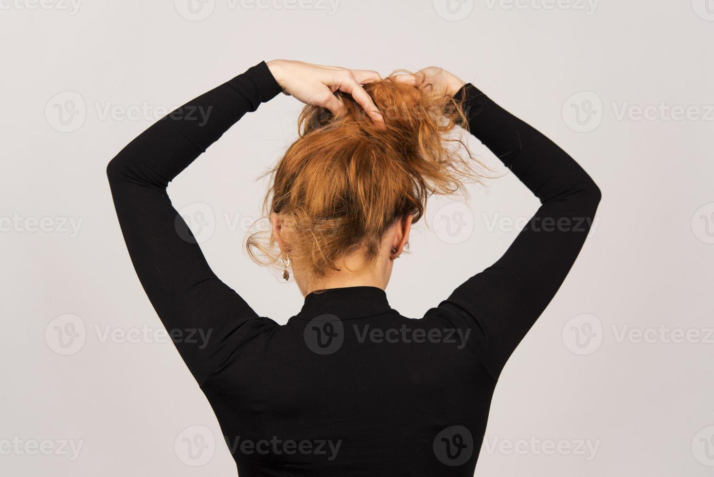 indietro Visualizza ritratto di giovane donna legato sua capelli foto