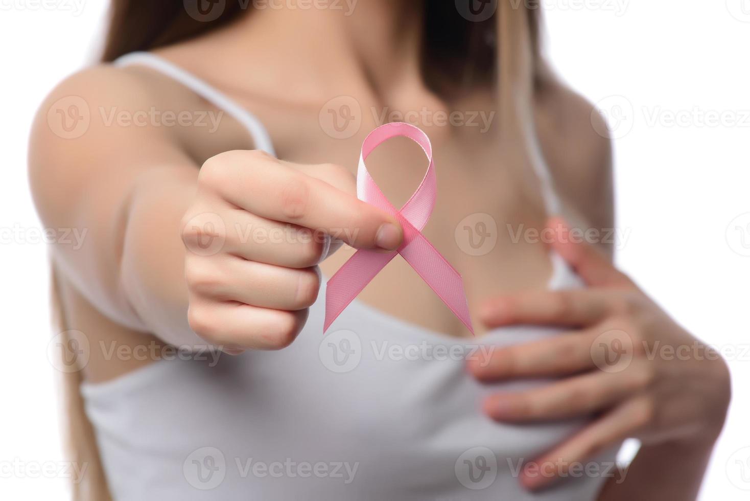 assistenza sanitaria e medicina concetto. donna mano Tenere rosa Seno cancro consapevolezza nastro. foto