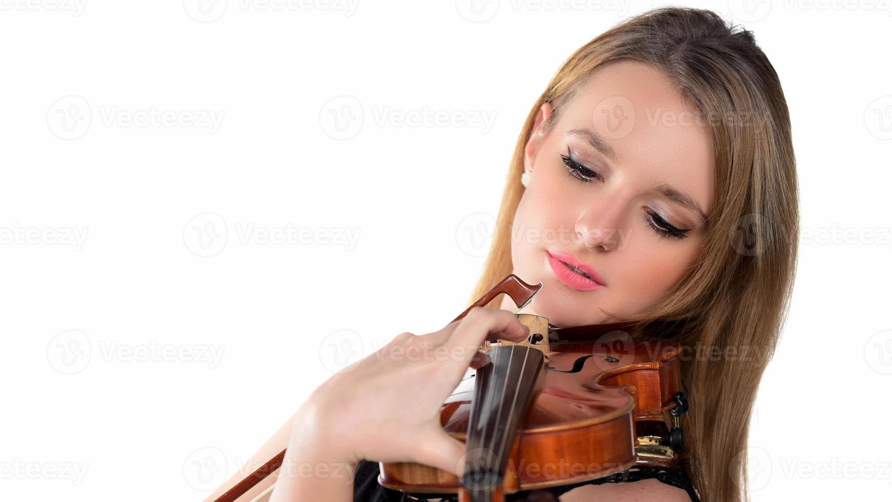 bellissimo naturale biondo ragazza giocando violino. isolato su bianca foto