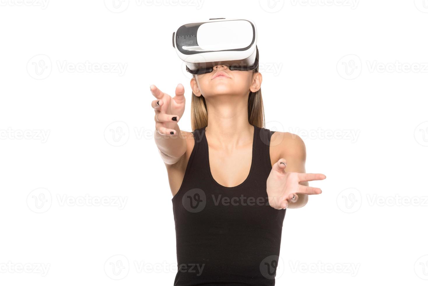 bellissimo donna indossare vr virtuale la realtà cuffia con interfaccia foto