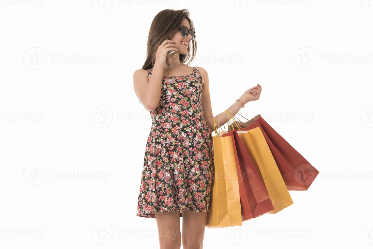 giovane moderno bellissimo donna Tenere un' lotto di shopping borse foto