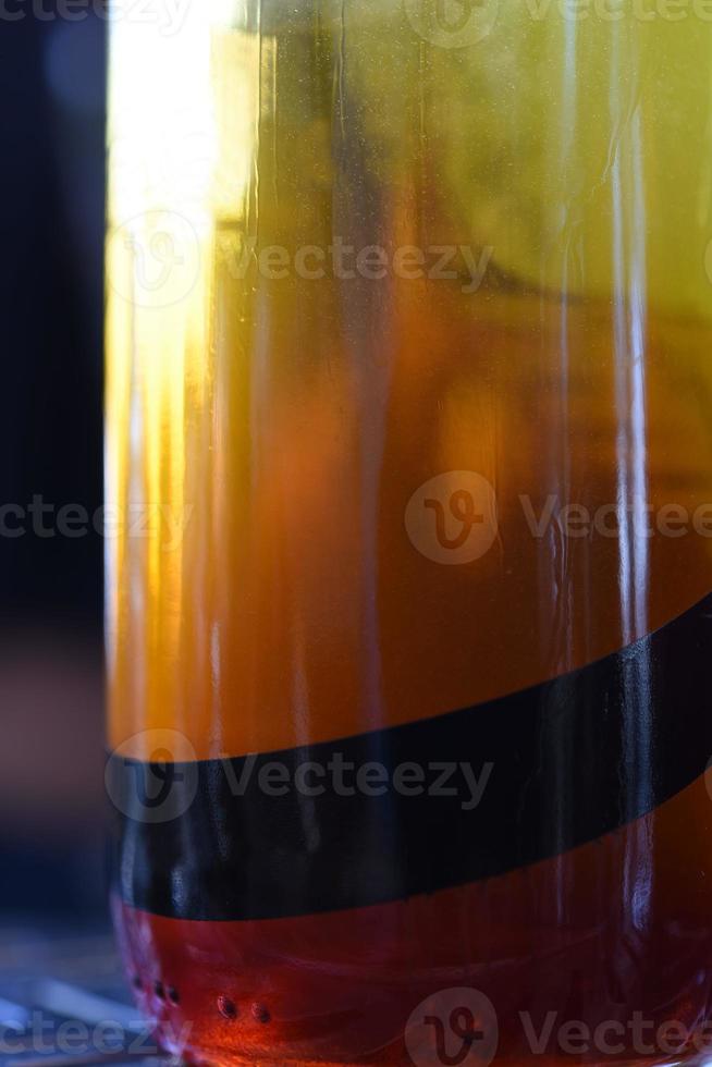 bicchiere con rinfrescante succo a il sbarra. agrume cocktail al di sopra di Ghiaccio, arancia cocktail dettagli foto