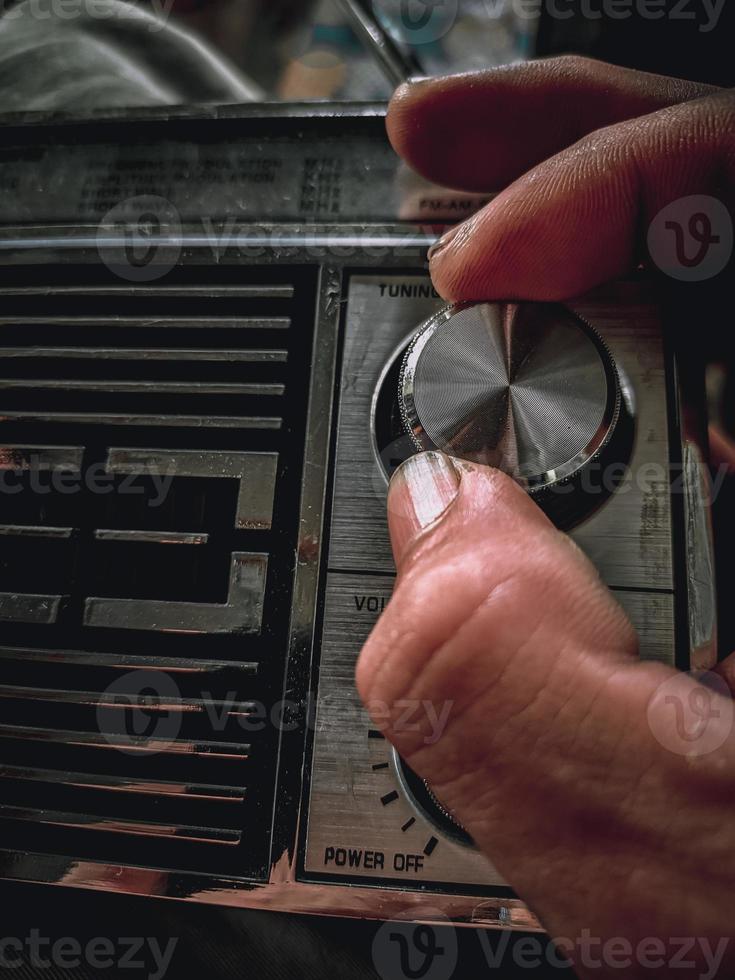 vicino su di un' mano Tenere un' Radio foto