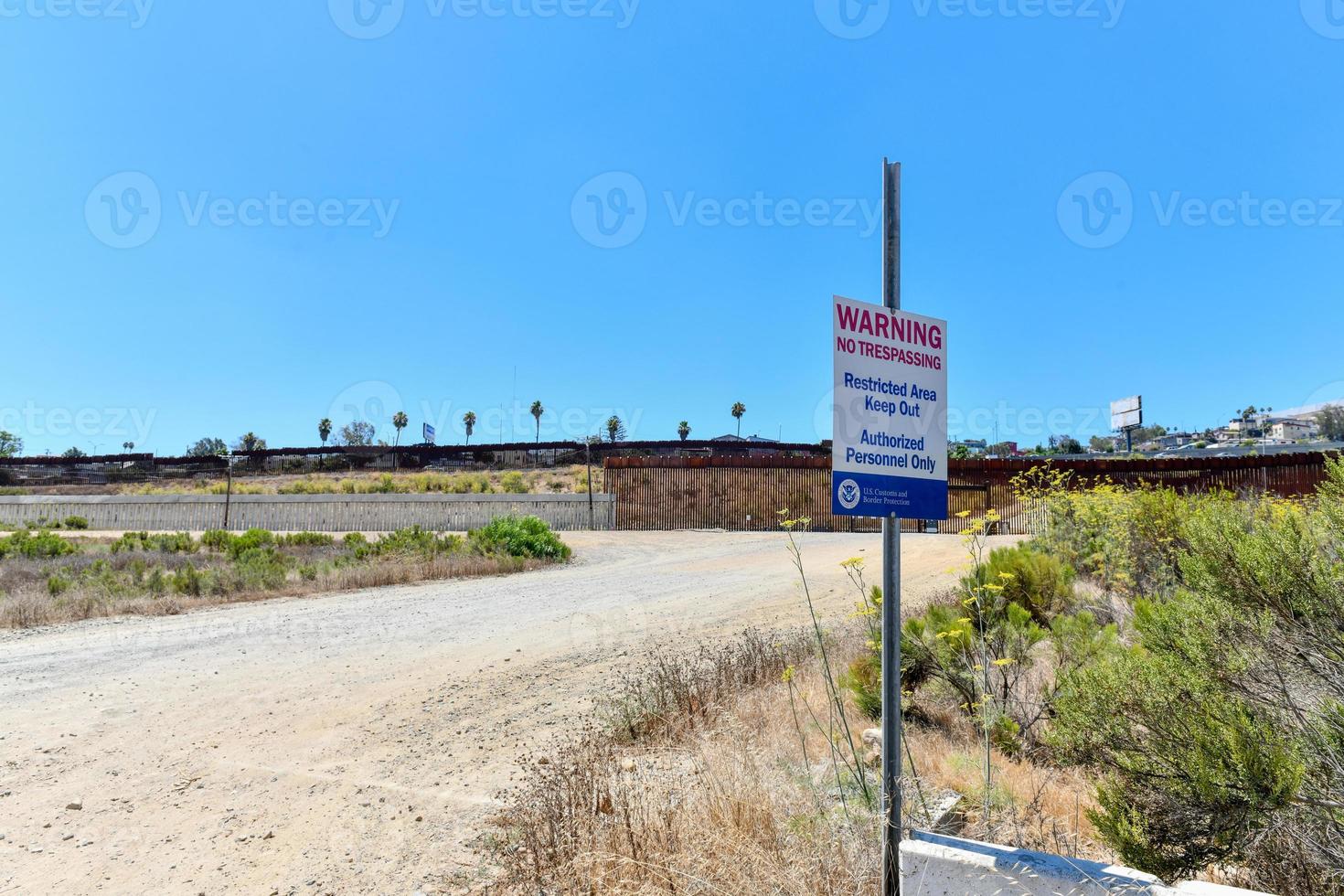 il confine parete fra il unito stati e Messico a partire dal san diego, California guardare in direzione tijuana, Messico. foto