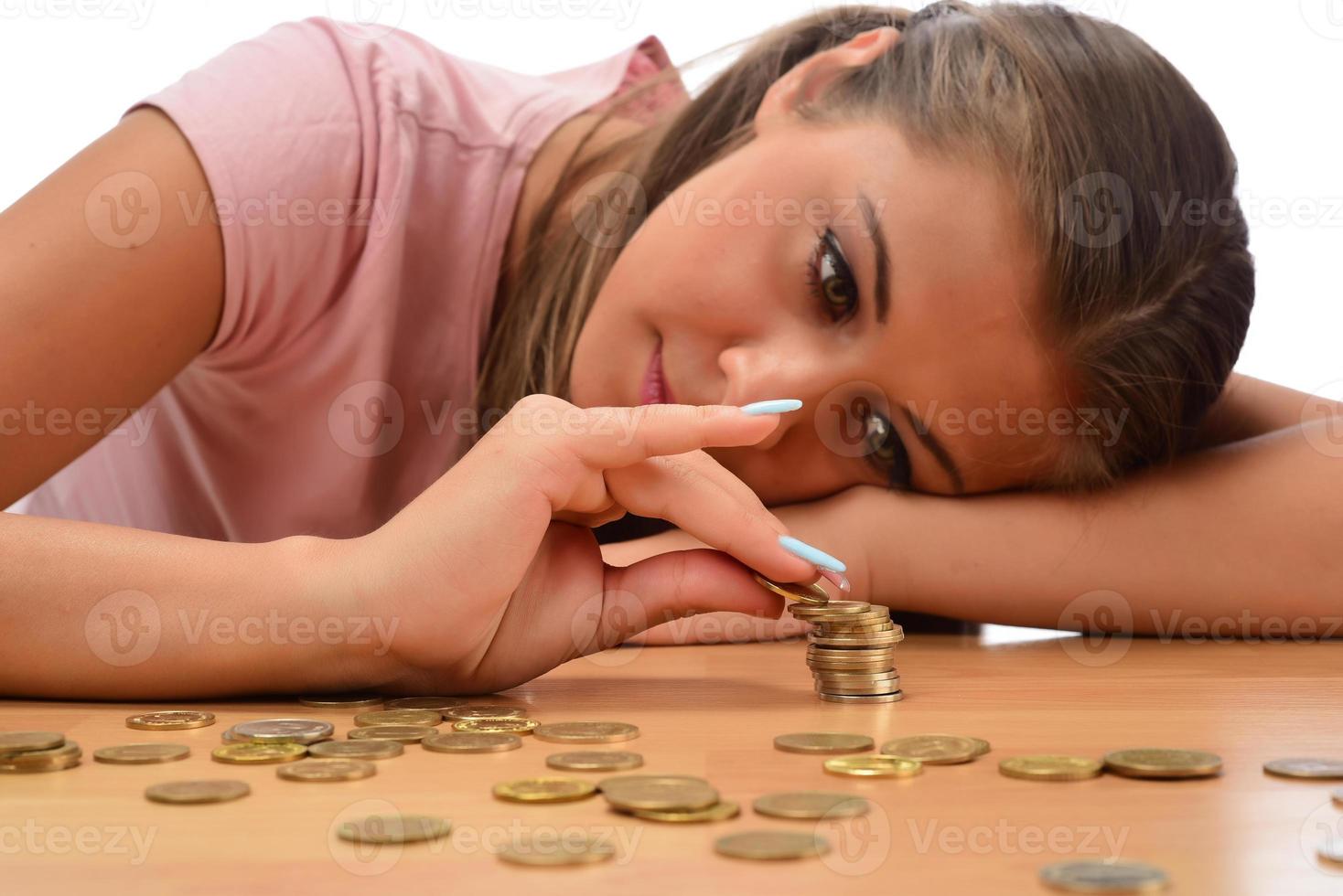 giovane brunetta donne raccolta metallo i soldi. risparmi finanza concetto foto