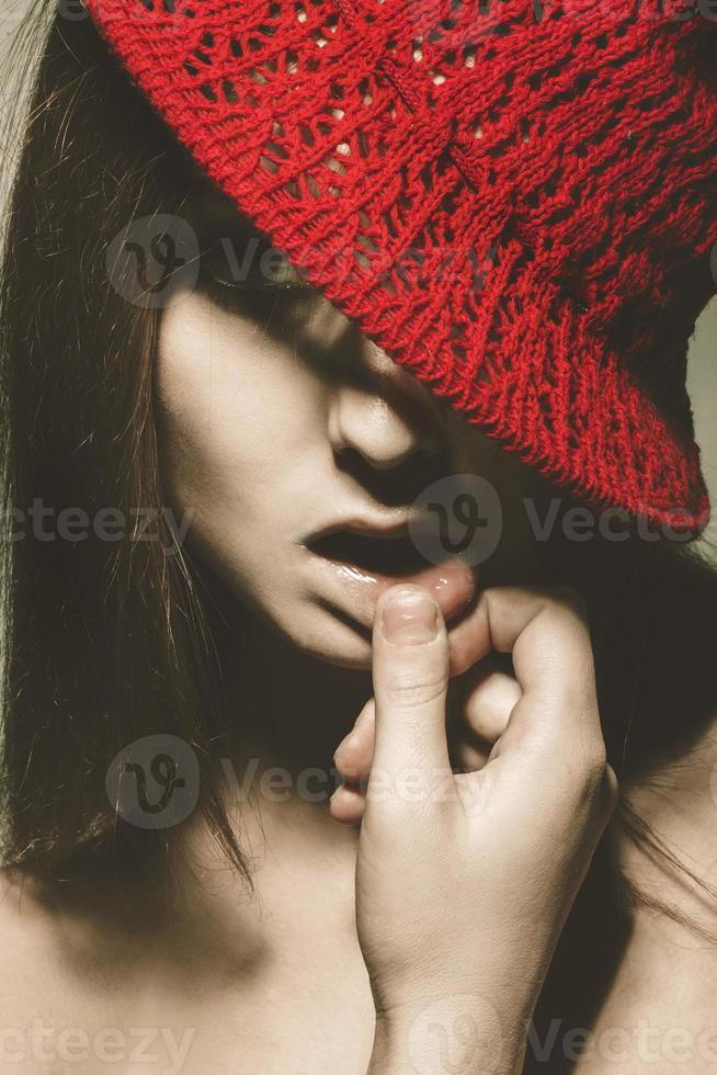 retrò ritratto di seducente adulto donna con rosso cappello foto