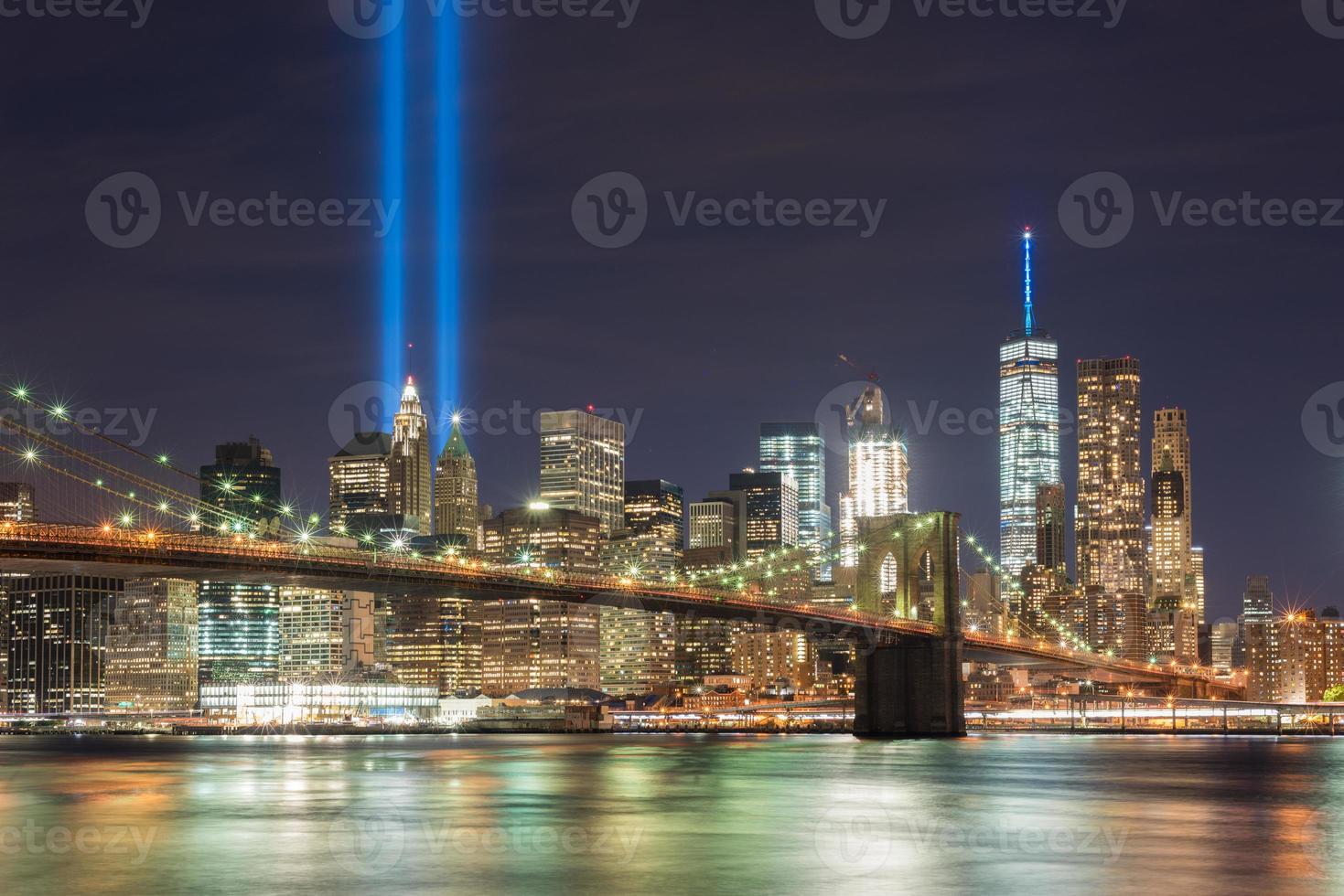 nuovo York città Manhattan centro orizzonte a notte con il omaggio nel leggero nel memoria di settembre 11. foto