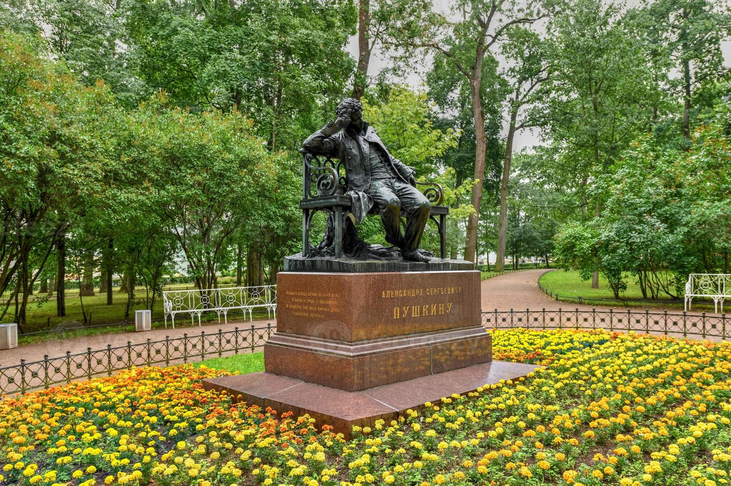 monumento per Alessandro pushkin di il scultore Roberto bach nel zarskoe selo Quartiere di San Pietroburgo, Russia. foto