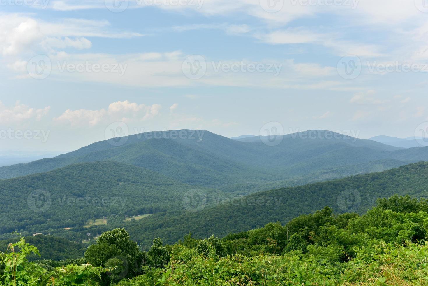 Visualizza di il shenandoah valle e blu cresta montagne a partire dal shenandoah nazionale parco, Virginia foto