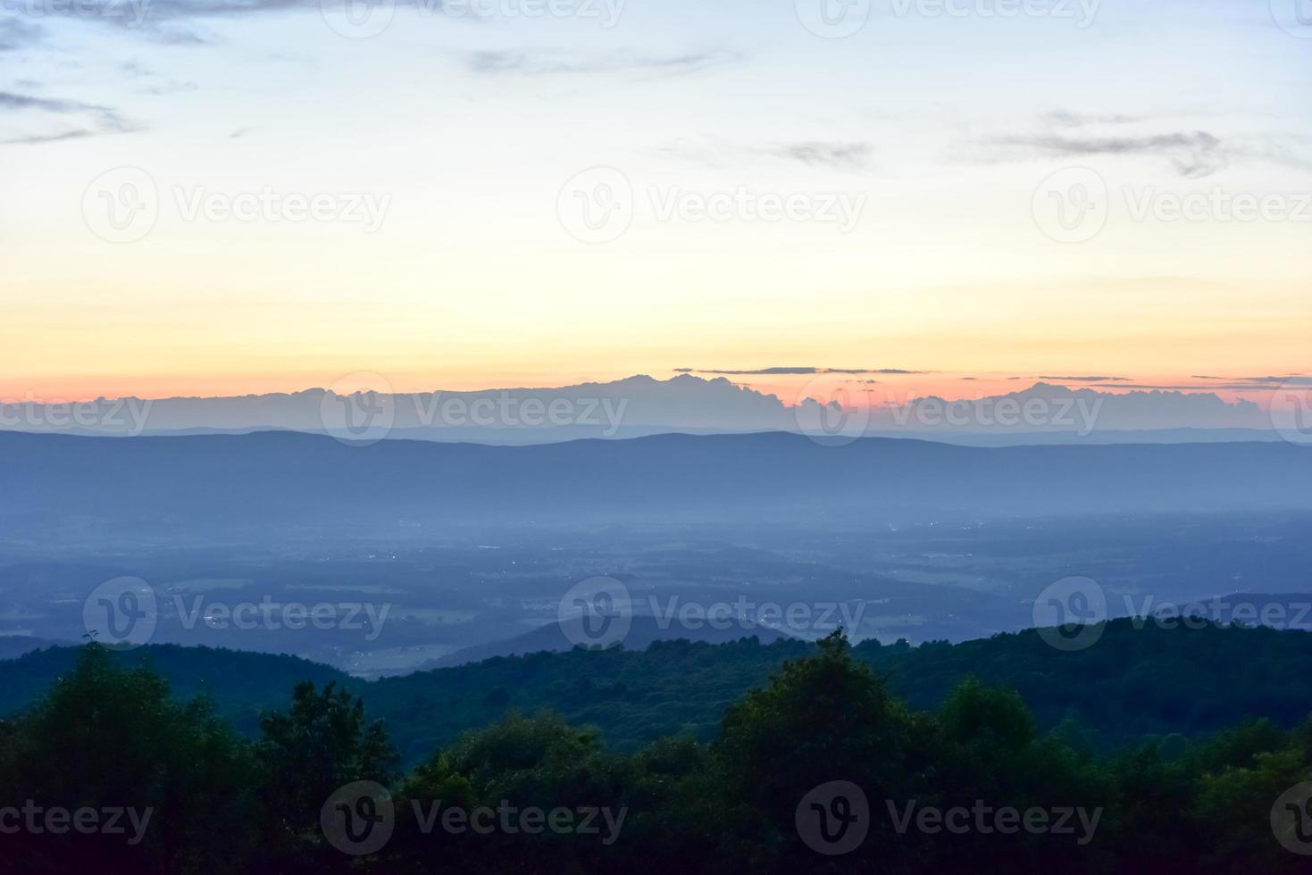 tramonto lungo il shenandoah valle e blu cresta montagne a partire dal shenandoah nazionale parco, Virginia foto