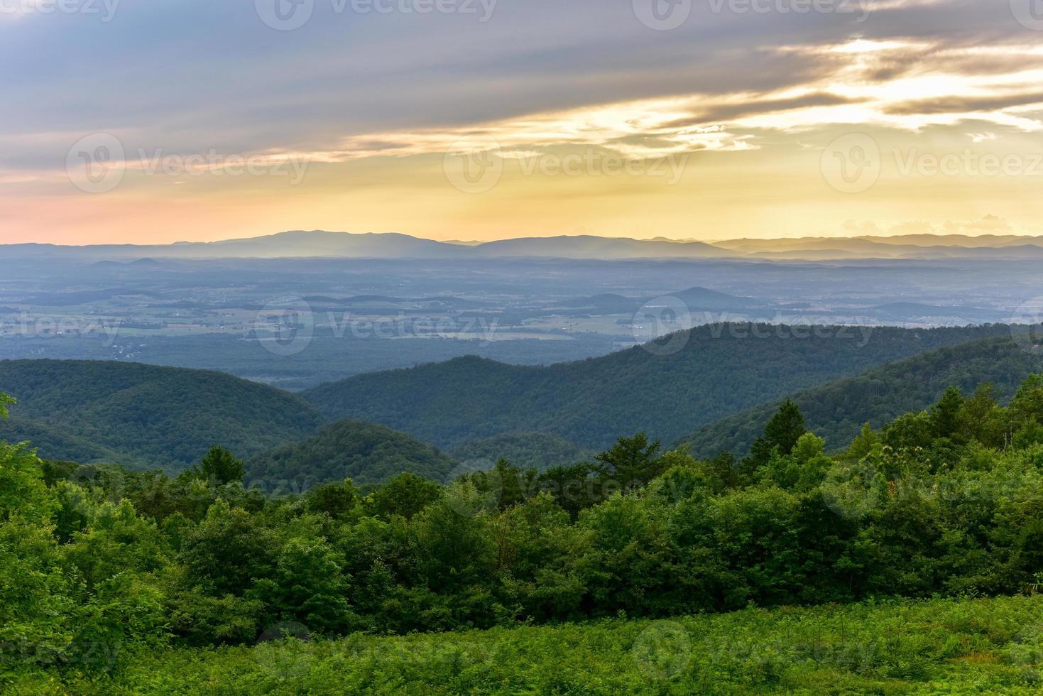 Visualizza di il shenandoah valle e blu cresta montagne a partire dal shenandoah nazionale parco, Virginia foto