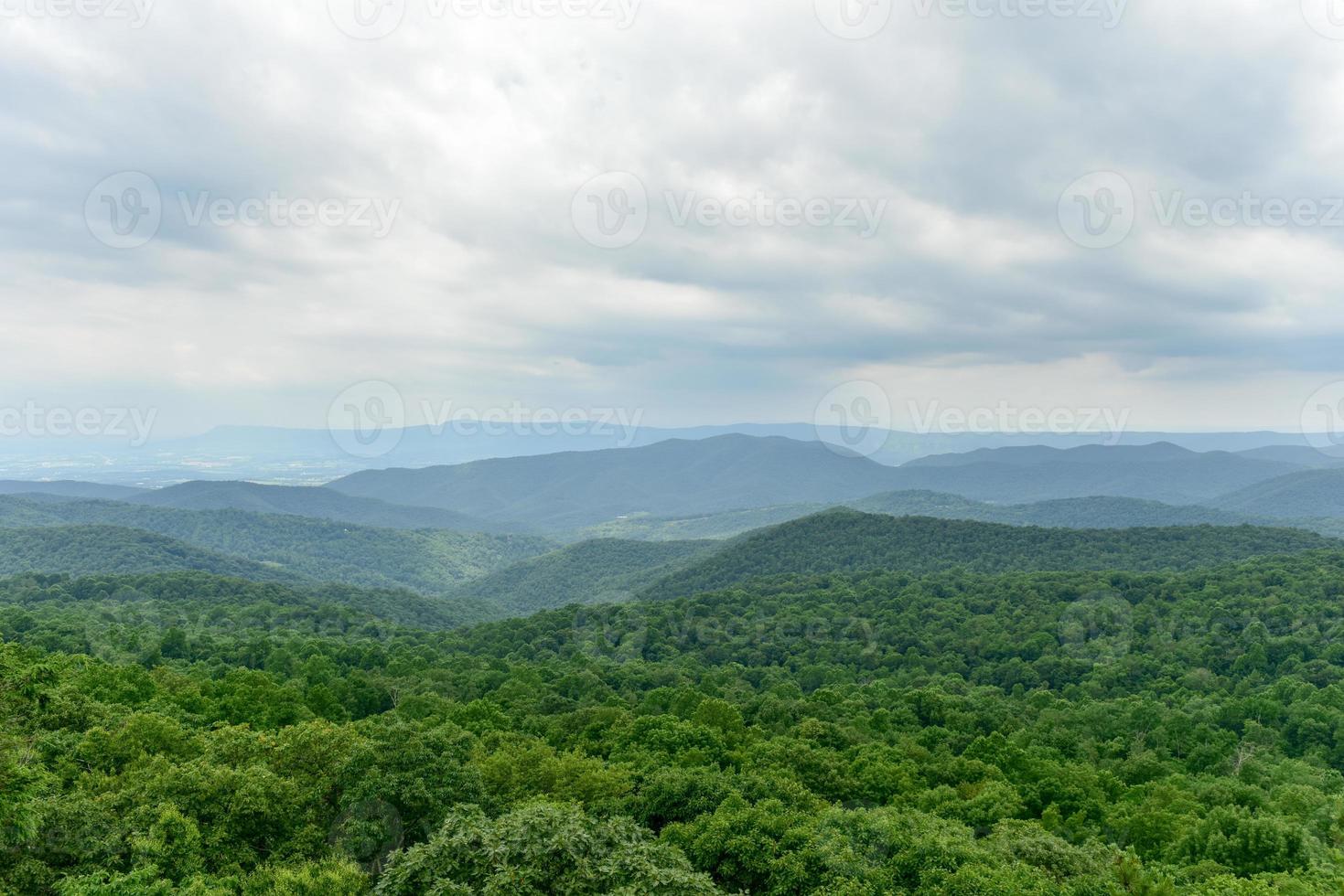 Visualizza di il shenandoah valle e blu cresta montagne a partire dal shenandoah nazionale parco, Virginia foto